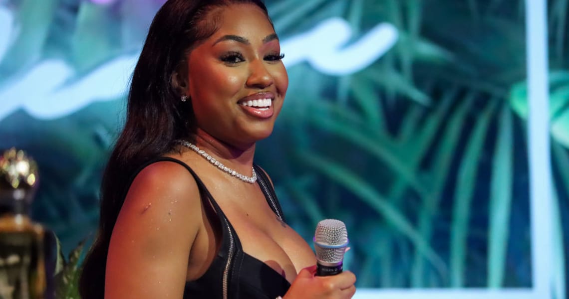 Yung Miami flaunts lavish Friendsgiving setup in videos.